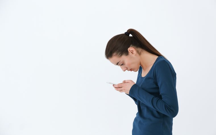 A síndrome de pescoço de celular é uma condição ortopédica provocada pelo uso excessivo de celulares. Está ligada à má postura por um período prolongado para uso do aparelho.